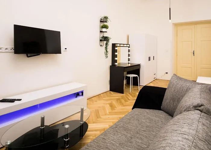 Black & White Apartment Prague By Wenceslas Square And Muzeum