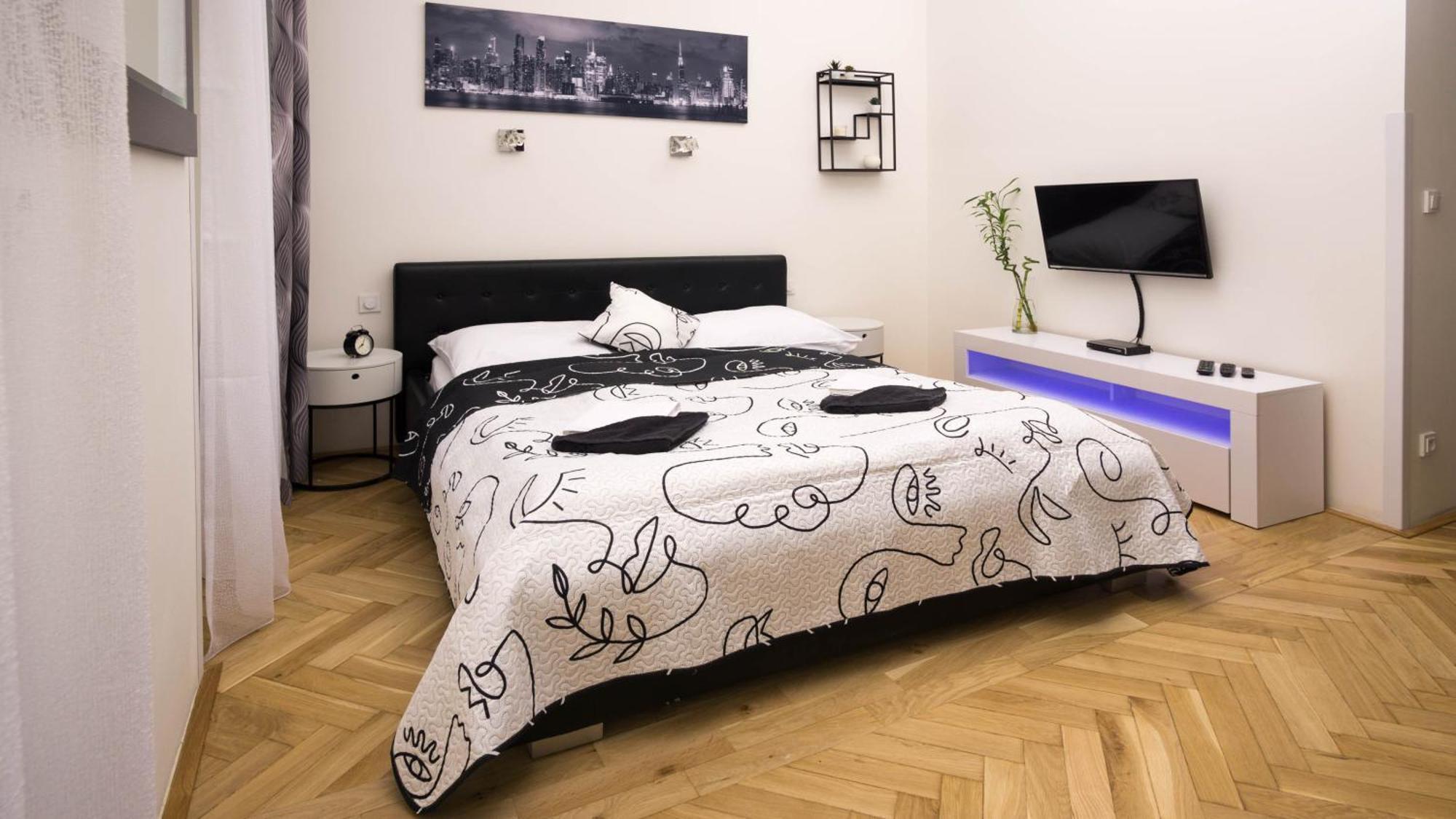 Black & White Apartment Prague By Wenceslas Square And Muzeum * Prague