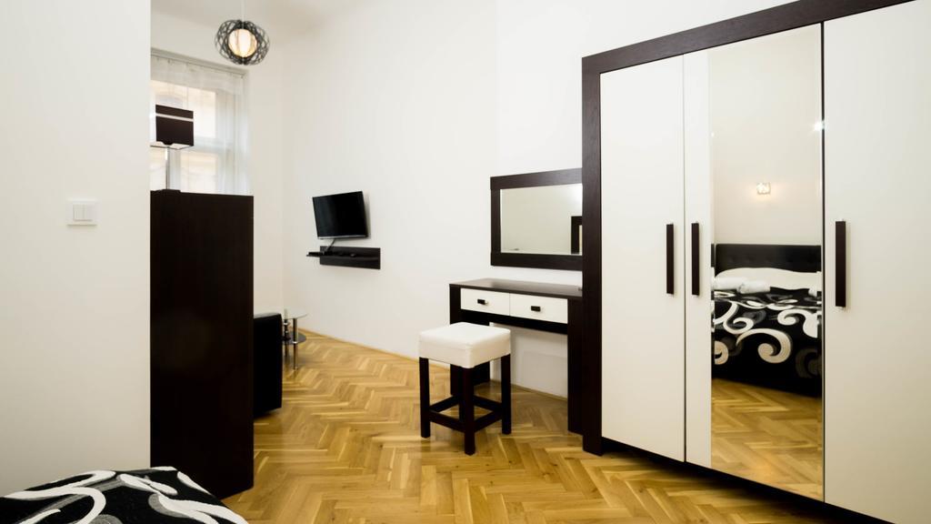 Black & White Apartment Prague By Wenceslas Square And Muzeum Apartment *