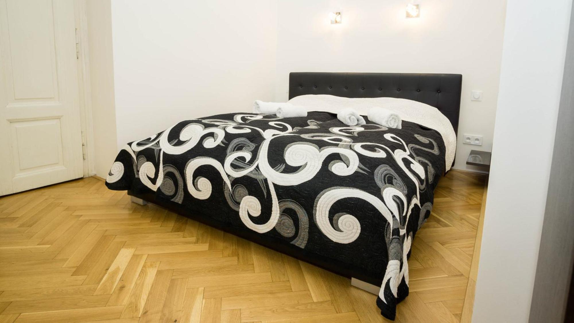 Black & White Apartment Prague By Wenceslas Square And Muzeum Апартаменты