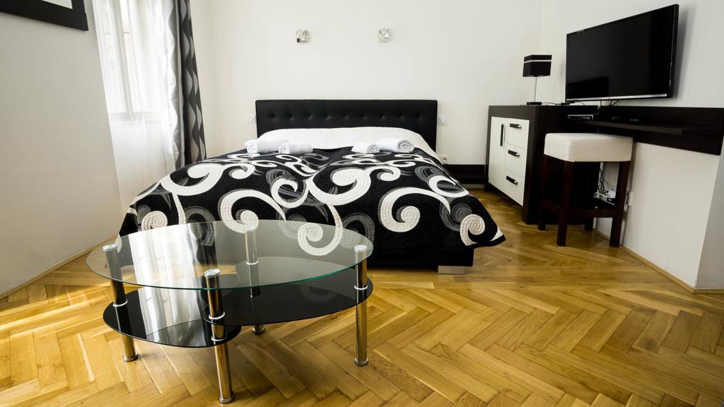 Black & White Apartment Prague By Wenceslas Square And Muzeum Прага