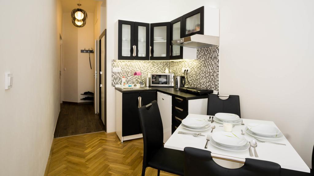 Black & White Apartment Prague By Wenceslas Square And Muzeum Апартаменты