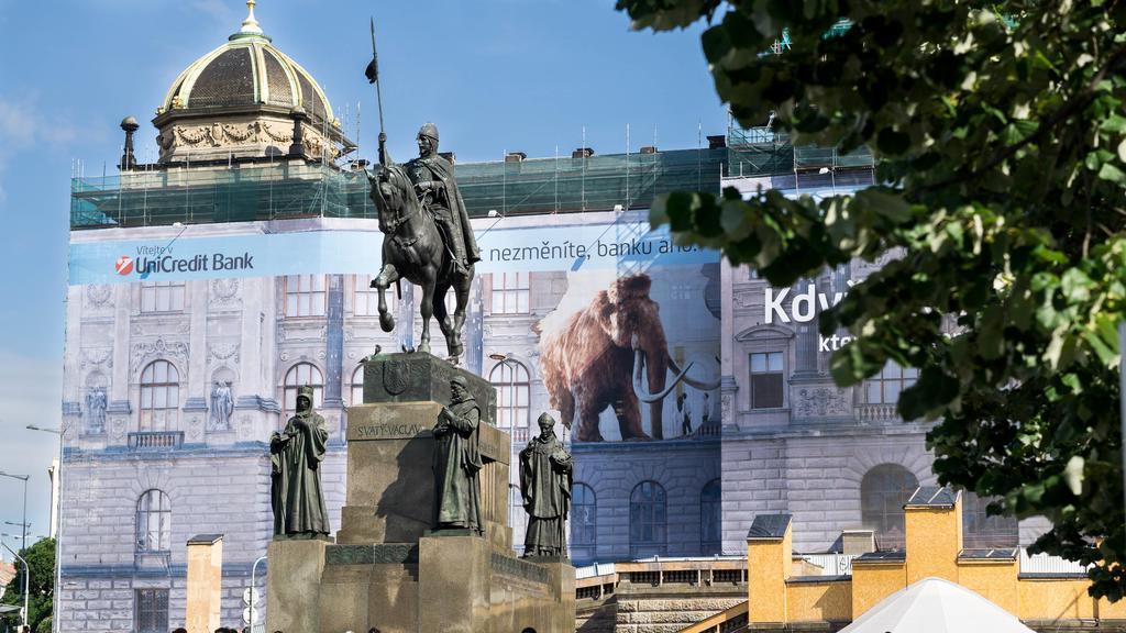 Black & White By Wenceslas Square And Muzeum Apartamento Praga